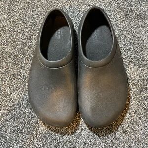 Crocs Dual comfort clogs size 9